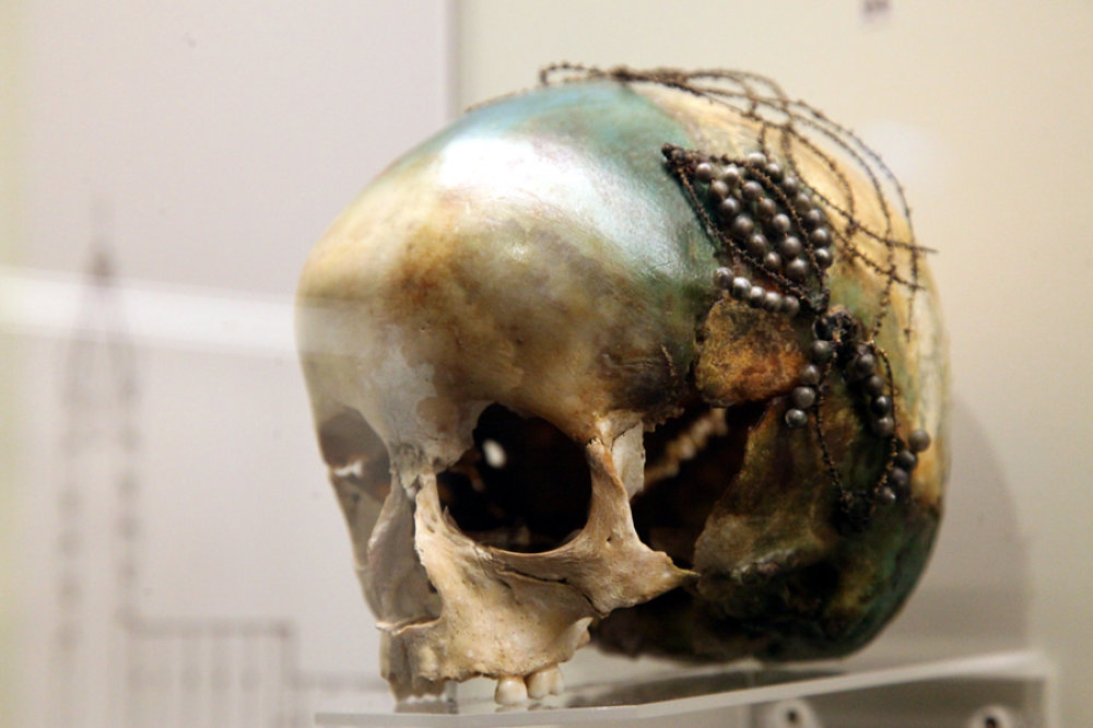 Verzierter Totenkopf im neuen archäologischen Museum von Héviz
