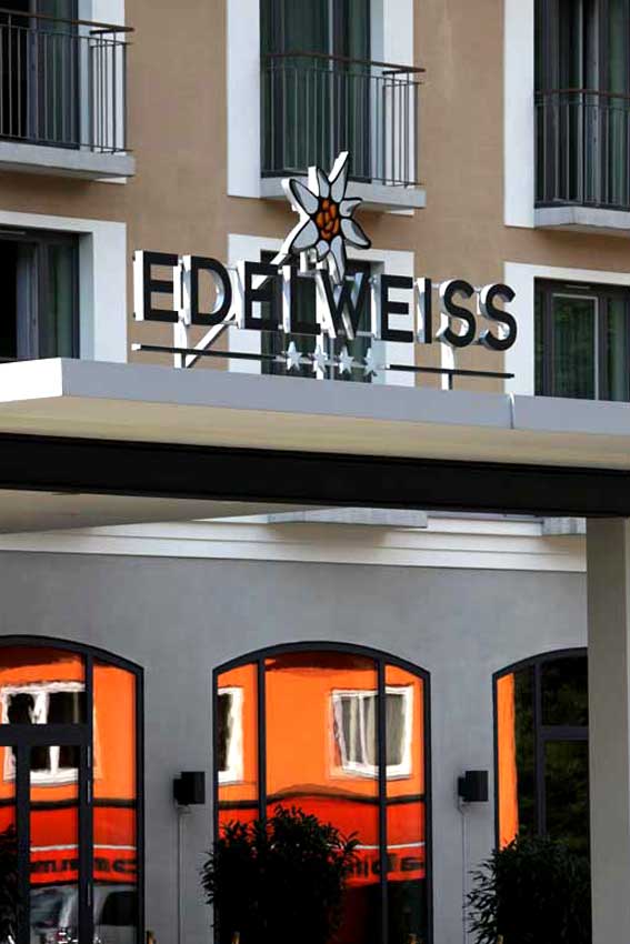 Eingang zum Hotel EDELWEISS