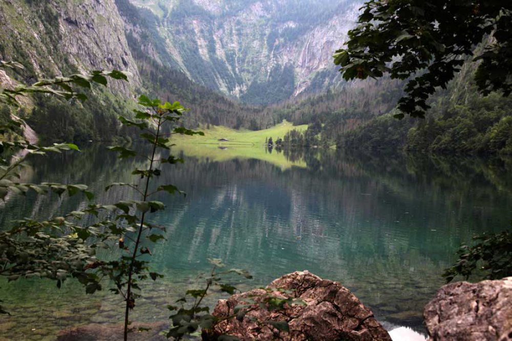 Die Berge des Berchtesgadener Landes spiegeln sich im Obersee 