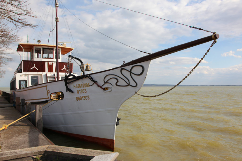 Die elegante Helka, angeblich das älteste Ausflugsschiff auf dem Balaton, ist wieder im Einsatz