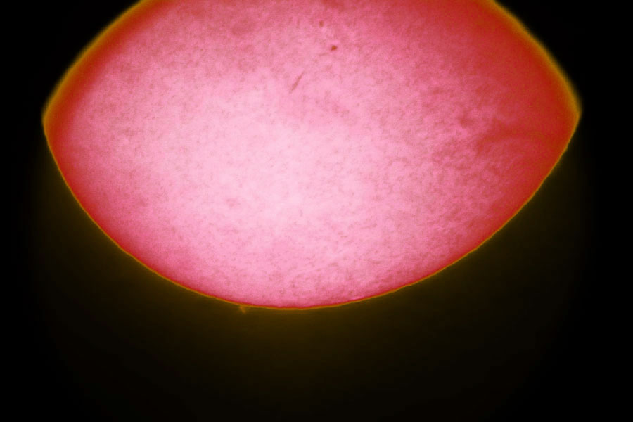 Foto von der Sonne mit Flecken und einer Protuberanz