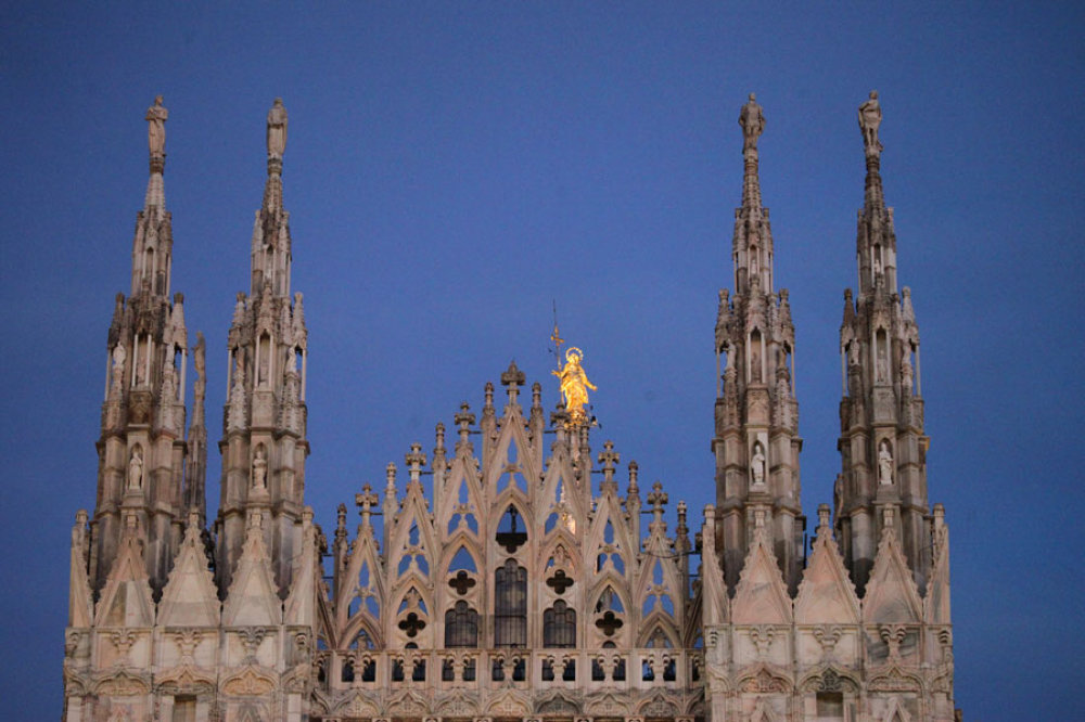 Die goldene Madinnina über dem Dom von Mailand