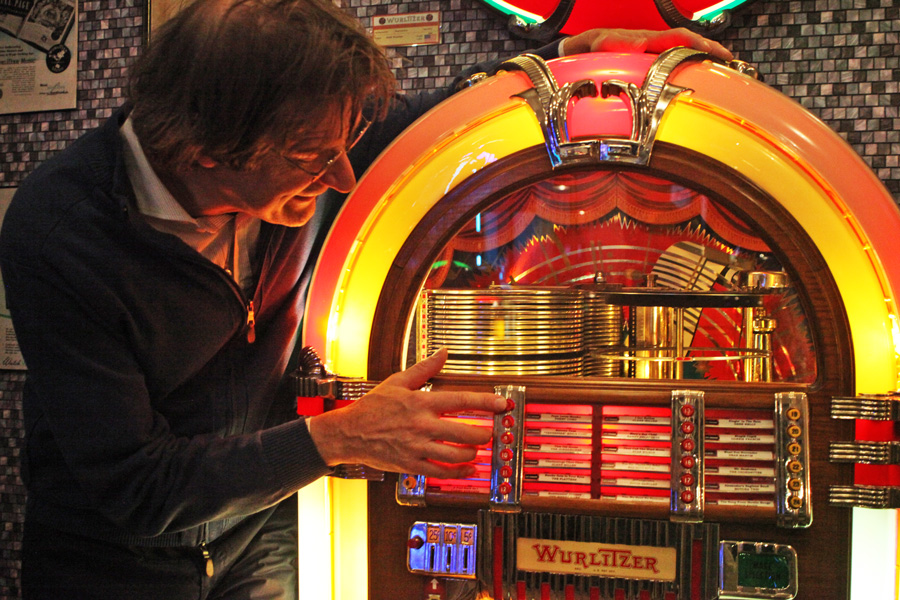 Günter Freinberger an einer Jukebox