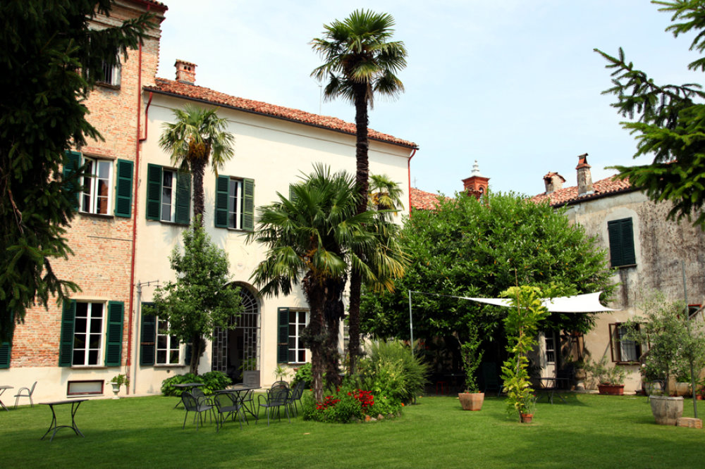 Der Garten von Castello Verduno, in dem man wunderbar speisen kann
