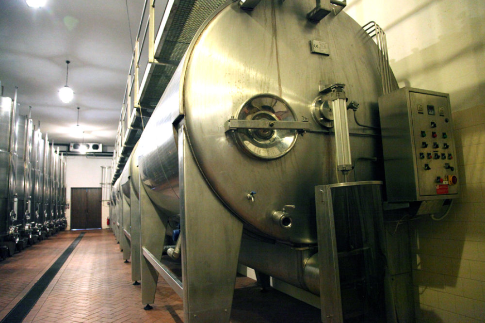 Ein vertikaler Stahltank als Macchine rotanti zur Mazaration des Nebbiolo