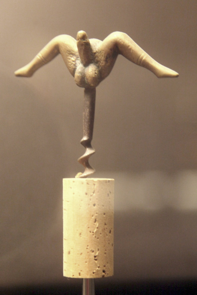 REcht eindeutige erotische Darstellung am Griff eines franzöischen Korkenziehers aus Bronze