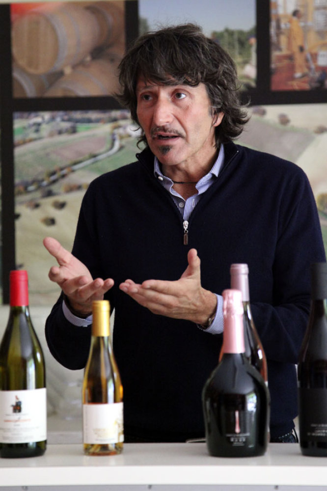 Sergio Francesconi, der den Besuchern temperamentvoll Wein und Gegend nahebringt