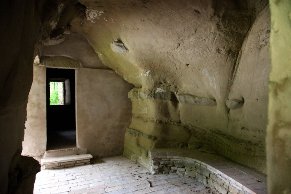 Felsenkammer in Eremo delle Grotte