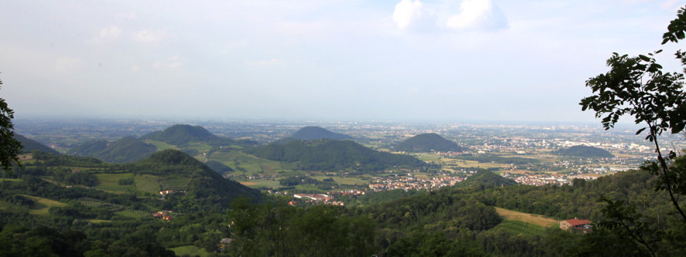 Blick vom cer Passhöhe Il Roccolo: Vulkane in der Ebene von Padua