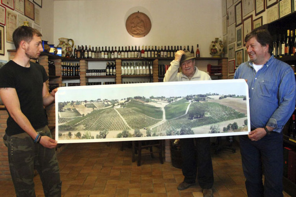 Luca, Fabio und Stefano Mancinelli präsentieren stolz eine Panoramakarte ihrer Weingärten