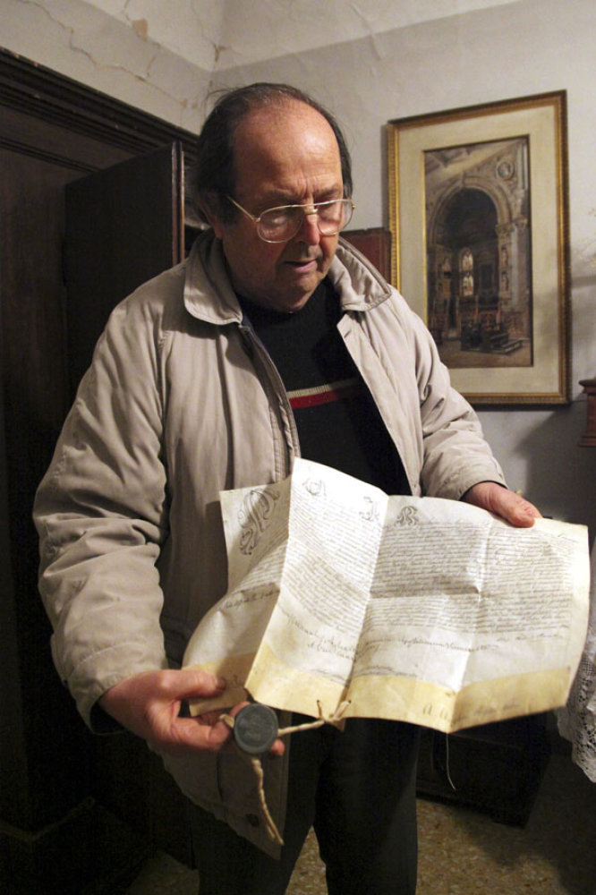 Sandro Bacchini mit der originalen päpstlichen Biulle seines Vorfahren Bischof Francesco Bacchini