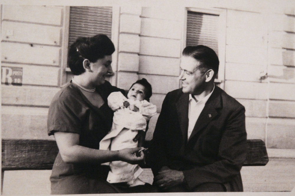 Die Großeltern von Sara mit Josetta auf einem Familienfoto im Weingut