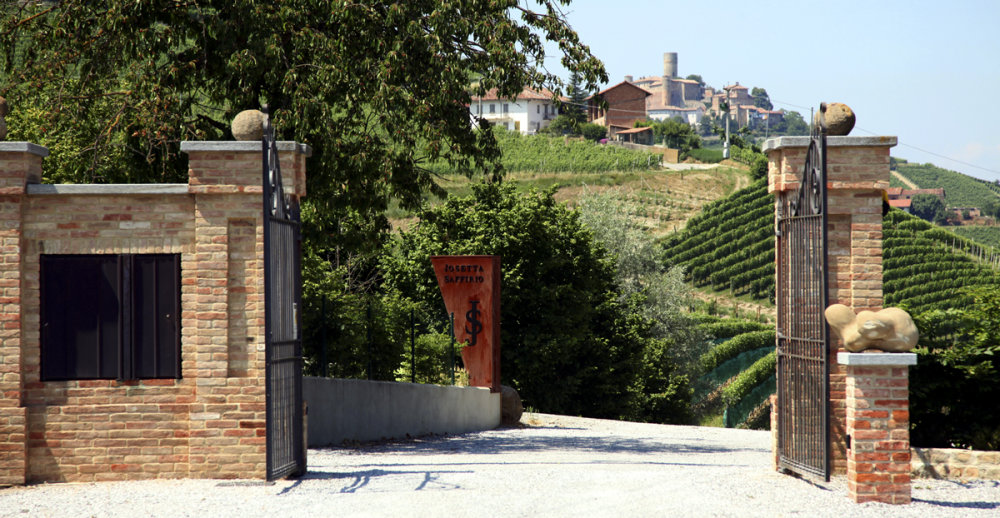 Einfahrt zum Weingut Josetta Saffirio mit Blick auf Castiglione Falletto
