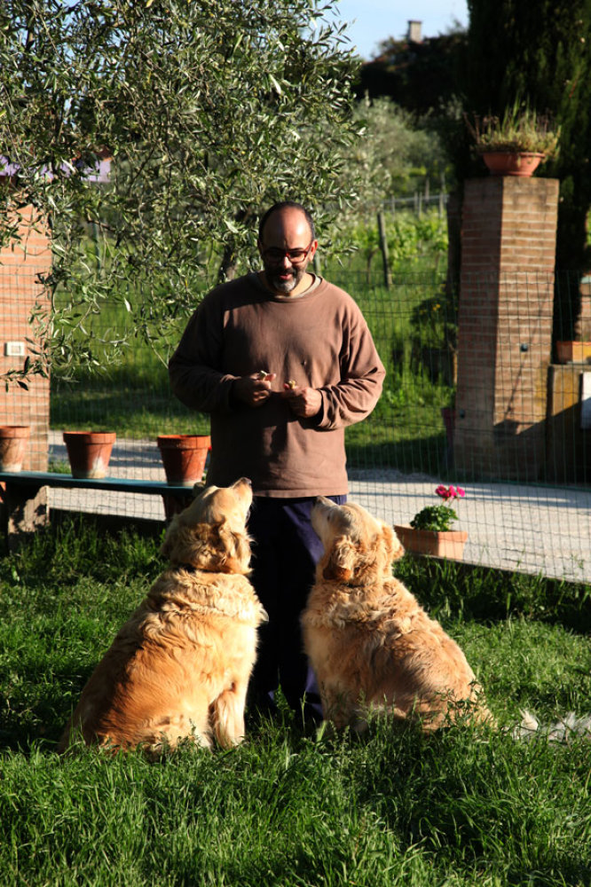 Alberto Taddei mit den beiden Wachhunden Homer und Yanko
