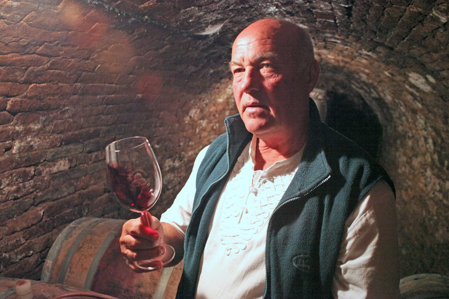 István Huszár bei der Rotweinverkostung in seinem Keller in Pinzefalu