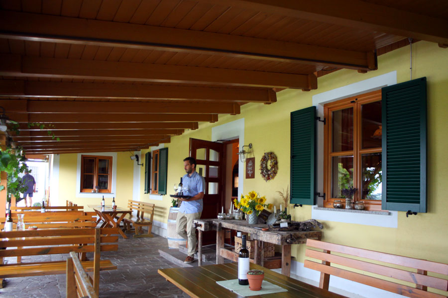 Matthias Trummer serviert auf der Terrasse seiner Buschenschank