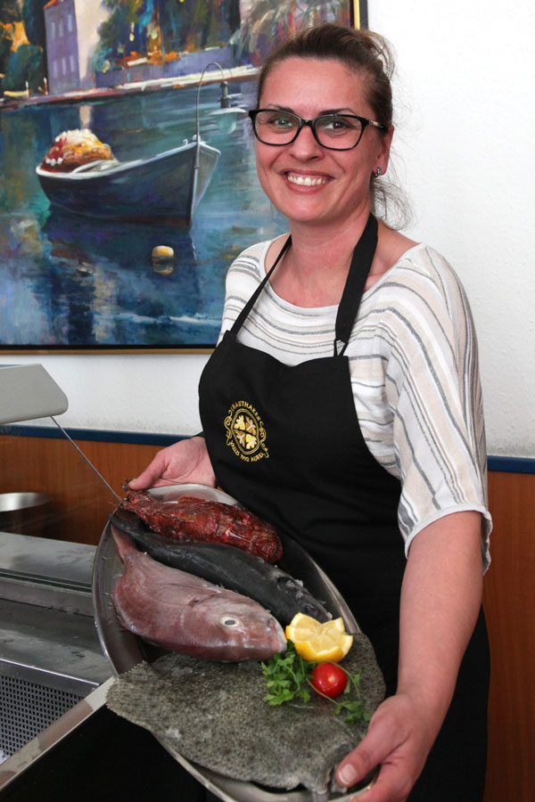 Tamara Jurasic mit frischem Fisch