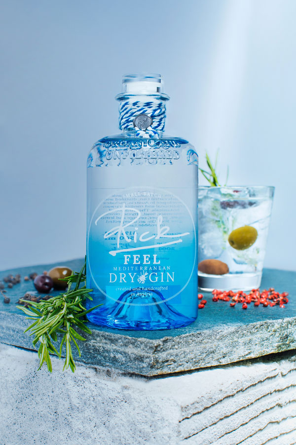Rick Gin FEEL in der blauben Flasche © Lupi Spuma