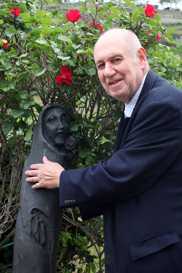 Prof. Dr. Rainer Beck mit einem seiner Kunstwerke im Weingarten