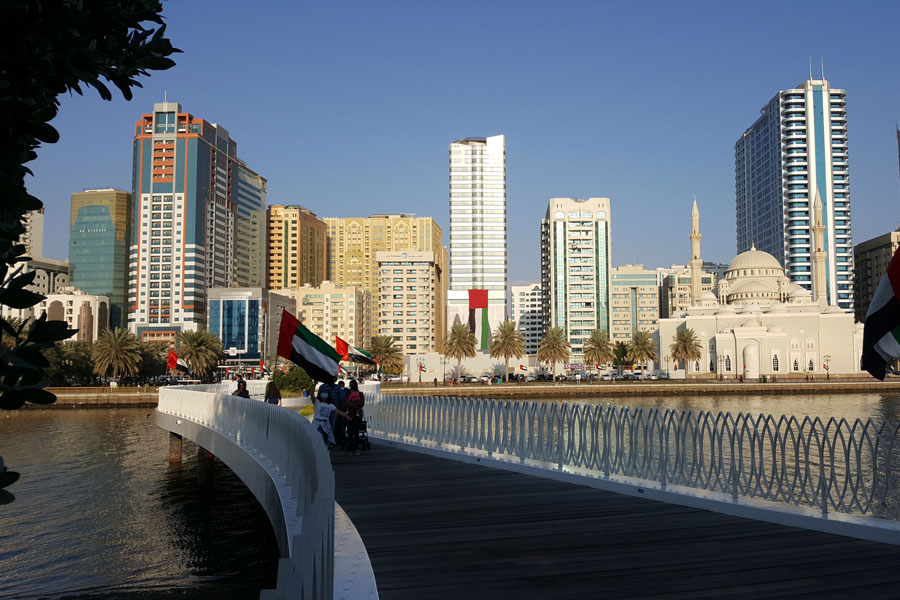 Brücke von der Al Noor Insel zur Stadt Sharjah