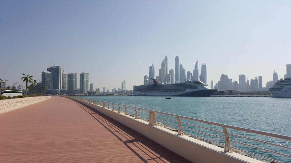 Dubai mit Kreuzfahrtschiff gegenüber von Palm Jumeirah