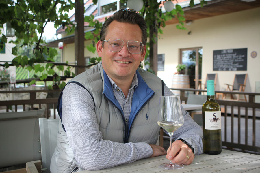Direktor Rainer Ogrinigg mit Wein von Erwin Sabathi