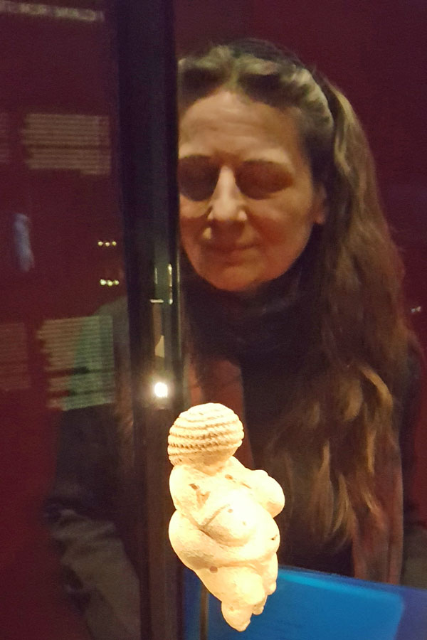 Britta Schmid beim Gedicht zur Venus aus Willendorf