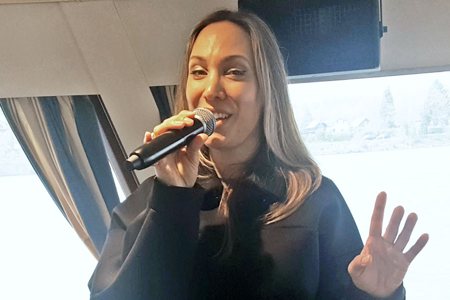 Die Sängerin Ines Pop sorgt für musikalische Unterhaltung