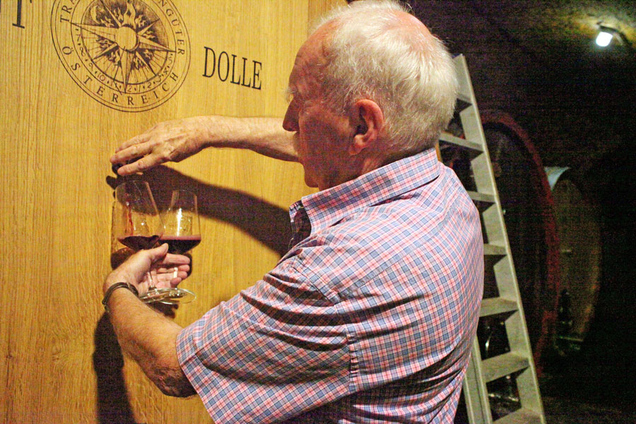 Peter Dolle an einem gigantischen Rotweifass Peter Dolle an einem gigantischen Rotweifass