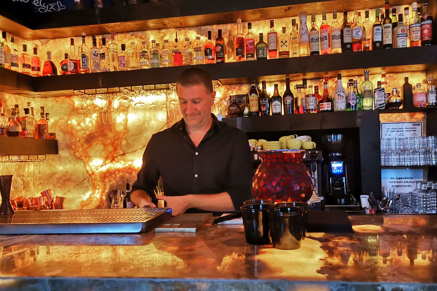 Geschäftsführer Mikael Dajic beim Mixen in seiner Bar 