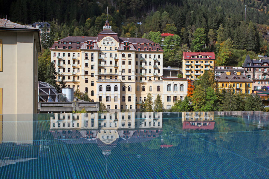 Das Hotel De l´Europe spiegelt sich im Pool des Straubinger