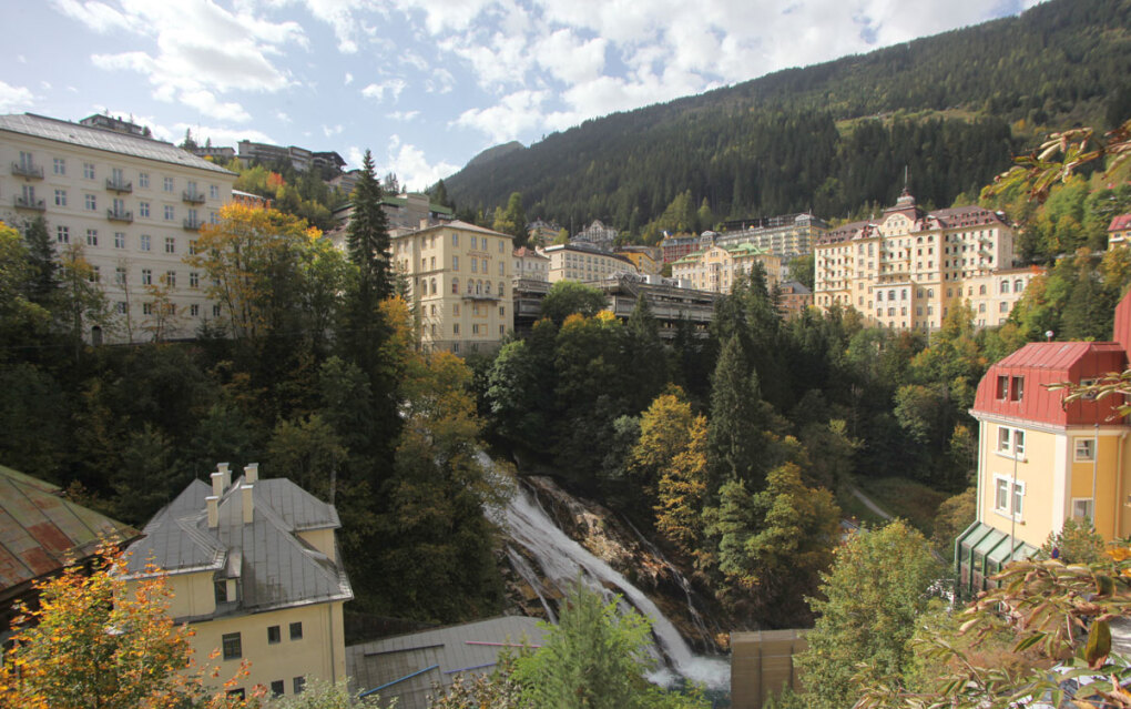 Die Hotels von Bad Gastein über dem tosenden Wasserfall