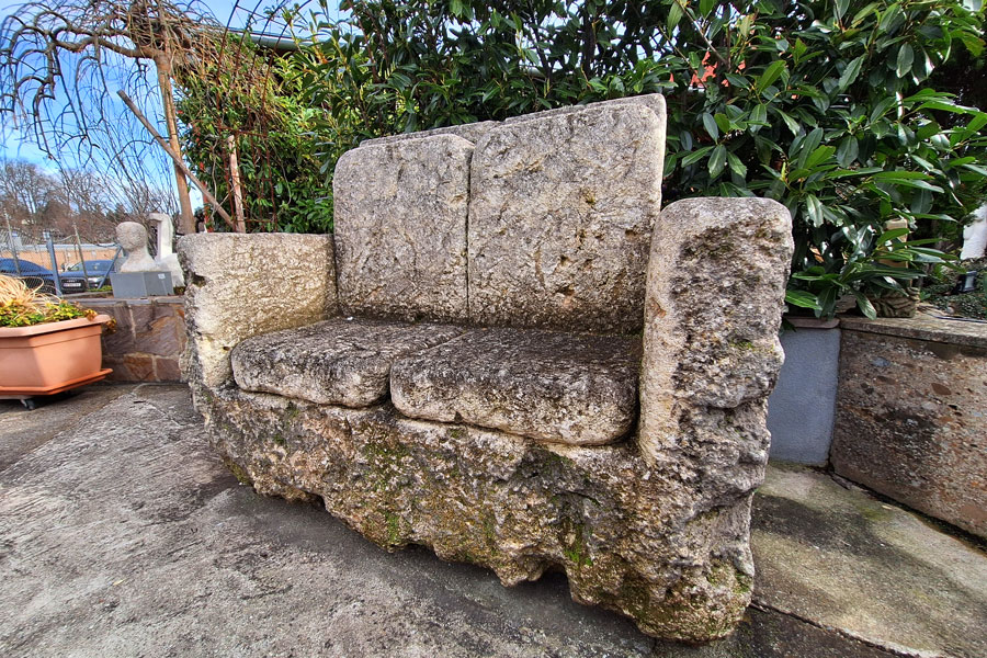 Das steinerne Sofa im Skulpturengarten
