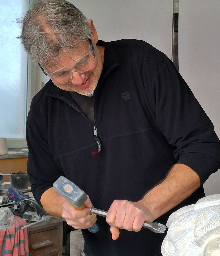 Reinhard Winter arbeitet am Kalksteinbäumchen