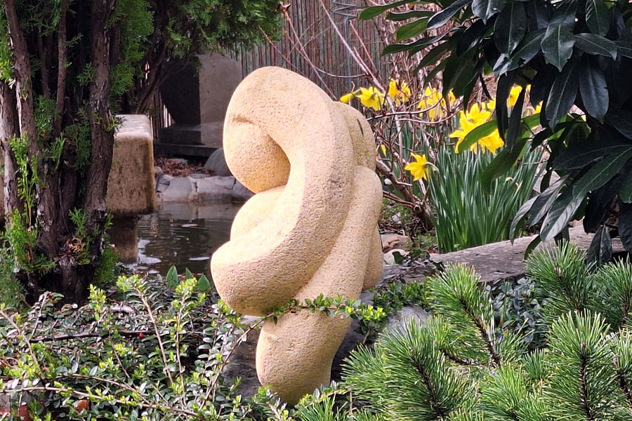 Blick in den Skulpturengarten des Arteums