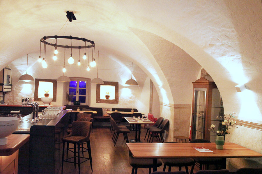 Speisen sowohl im stimmungsvollen Gewölbe ... Speisen sowohl im stimmungsvollen Gewölbe ...