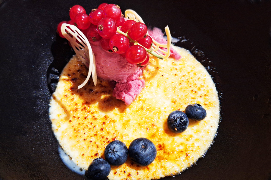 Dessert: Crème Brûlée mit saisonalem Sorbet Dessert: Crème Brûlée mit saisonalem Sorbet