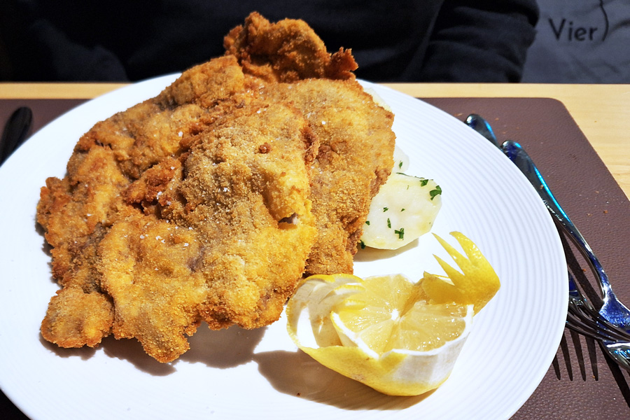 Altwiener Backfleisch vom Rostbraten mit Petersilerdäpfel Altwiener Backfleisch vom Rostbraten mit Petersilerdäpfel