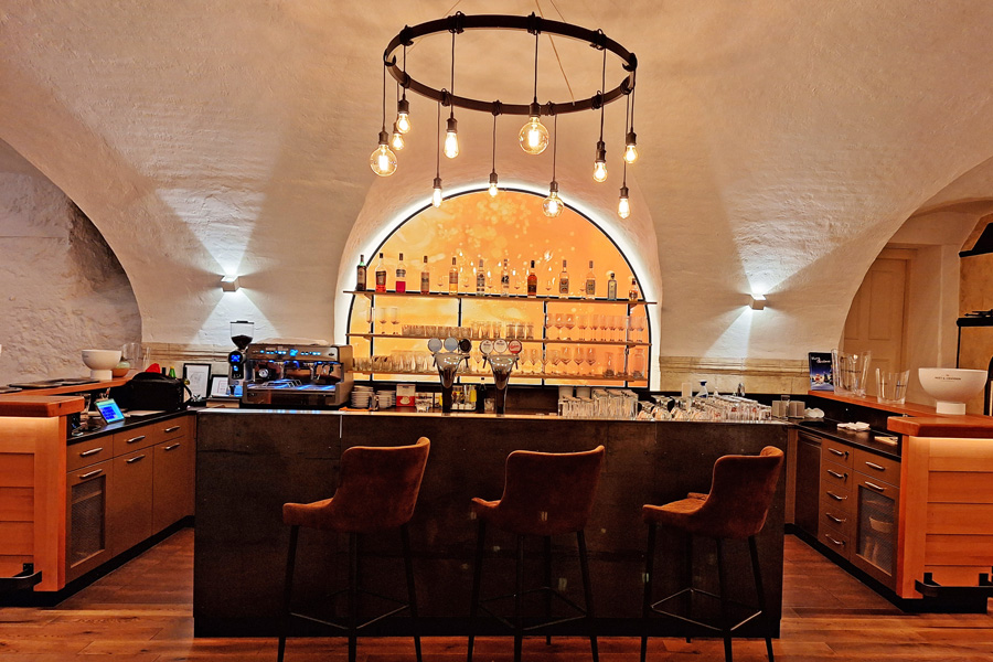 Die einladende Bar für das Stehachterl Die einladende Bar für das Stehachterl