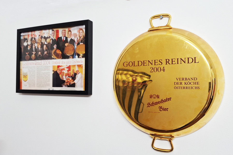Eine seiner vielen Auszeichungen: Goldenes Reindl von 2004 Eine seiner vielen Auszeichungen: Goldenes Reindl von 2004